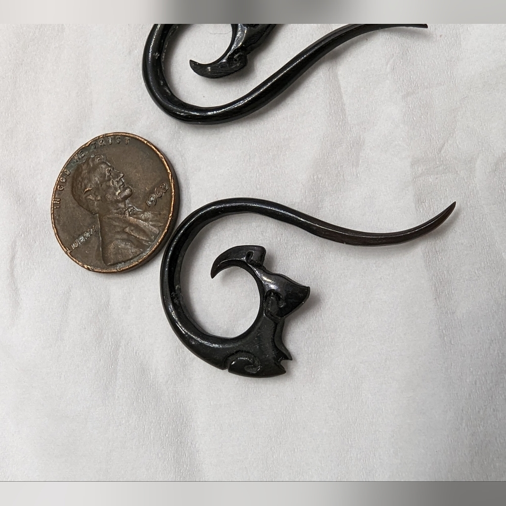 10g 1 pair of Black Bone Material Renaissance style 10(g) gauge earrings. - Picture 4 of 4